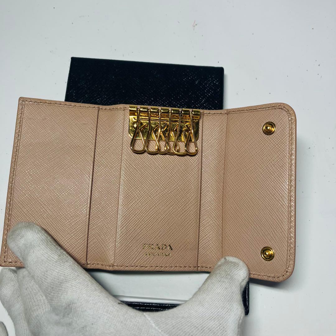 極美品　プラダ　ロゴ　サフィアーノレザー6連キーケース　ベージュ系　1M0222
