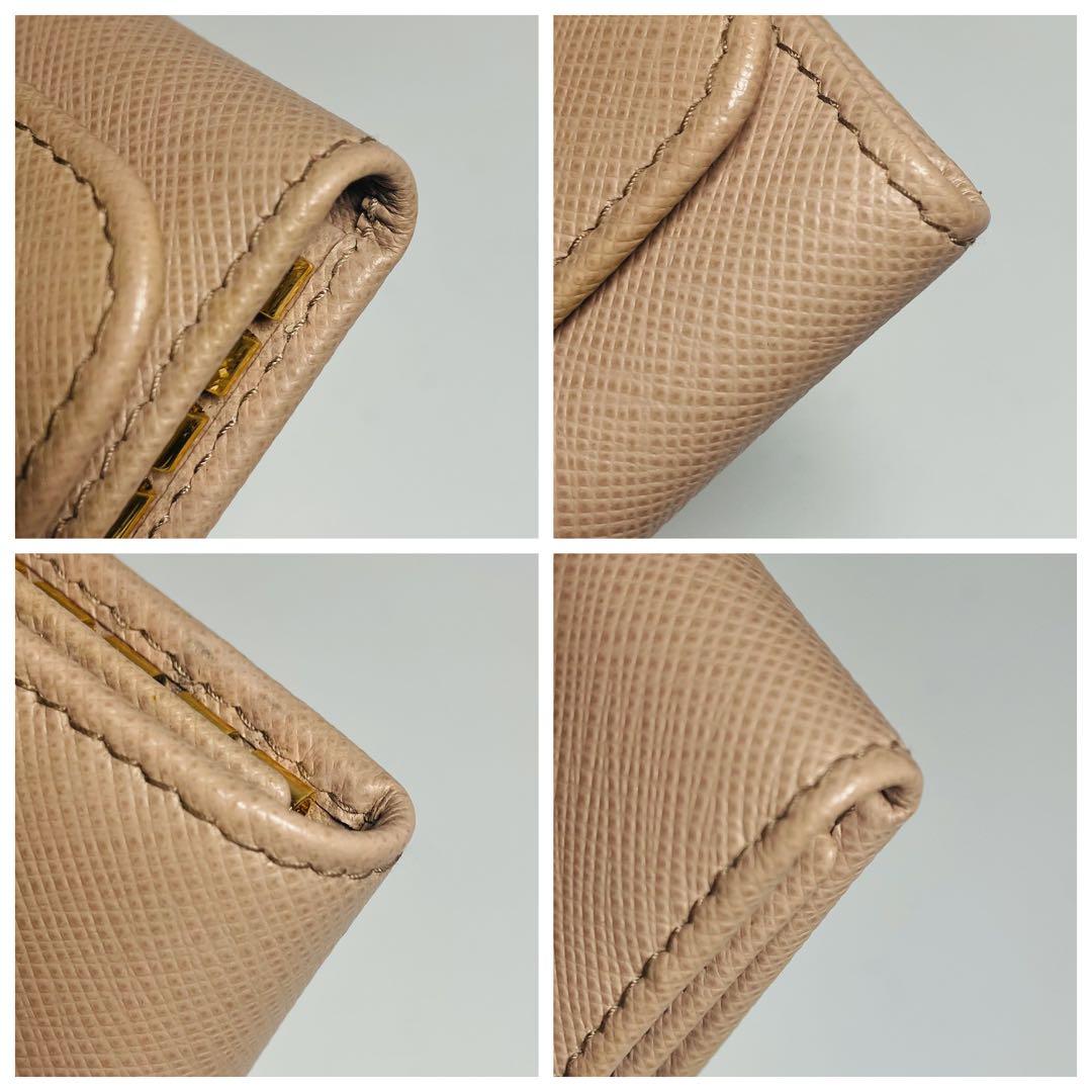 極美品　プラダ　ロゴ　サフィアーノレザー6連キーケース　ベージュ系　1M0222