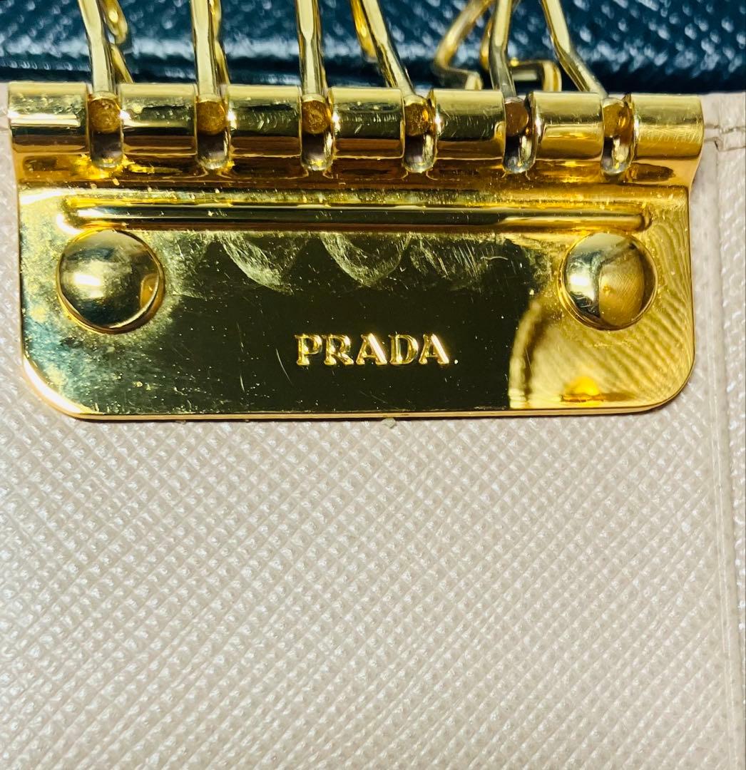 極美品　プラダ　ロゴ　サフィアーノレザー6連キーケース　ベージュ系　1M0222
