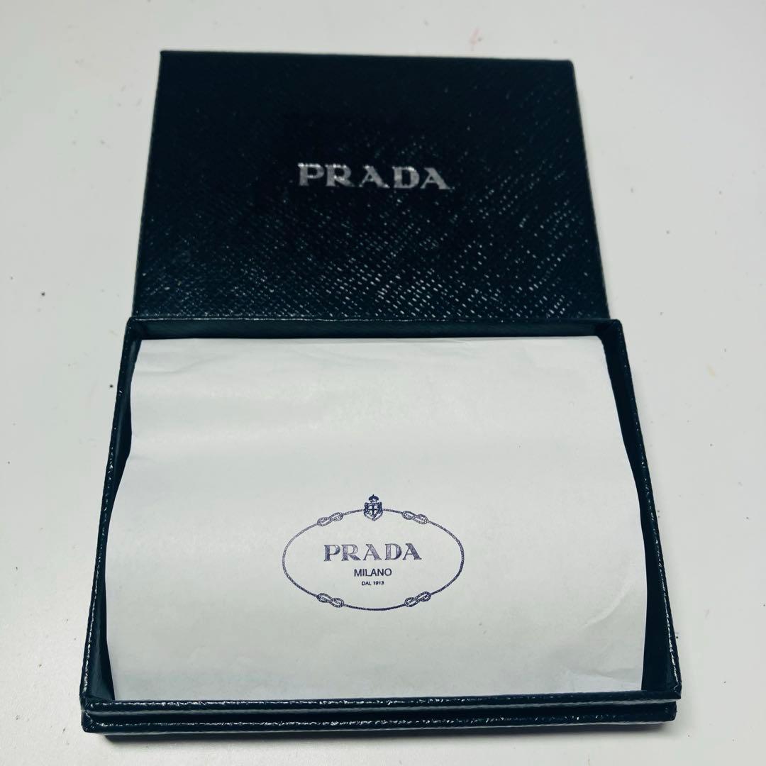 極美品　プラダ　ロゴ　サフィアーノレザー6連キーケース　ベージュ系　1M0222