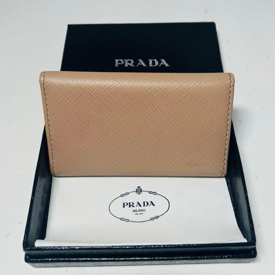 極美品　プラダ　ロゴ　サフィアーノレザー6連キーケース　ベージュ系　1M0222