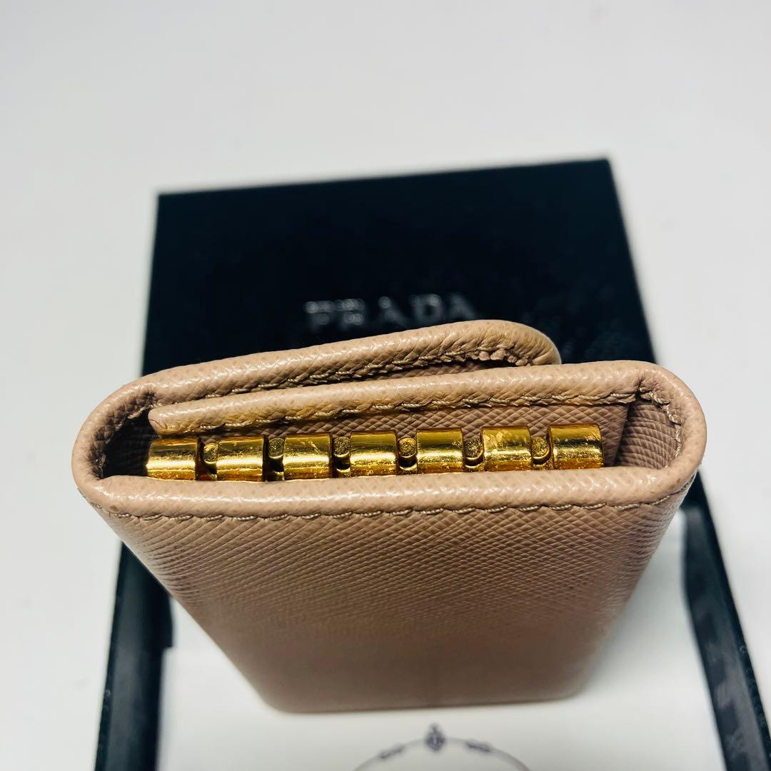 極美品　プラダ　ロゴ　サフィアーノレザー6連キーケース　ベージュ系　1M0222