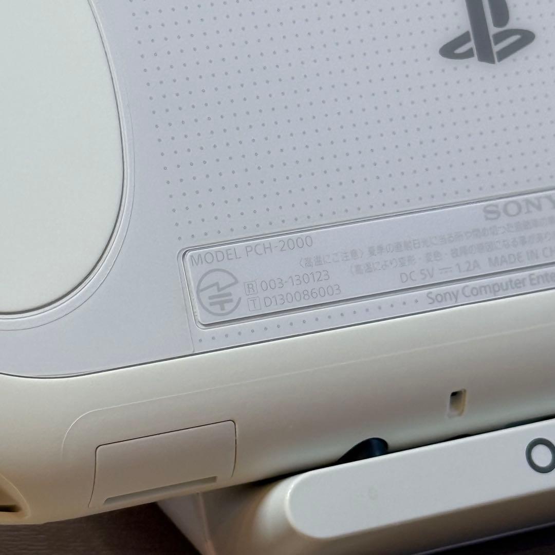 4-047 PSVITA PCH-2000 ホワイト 箱付き