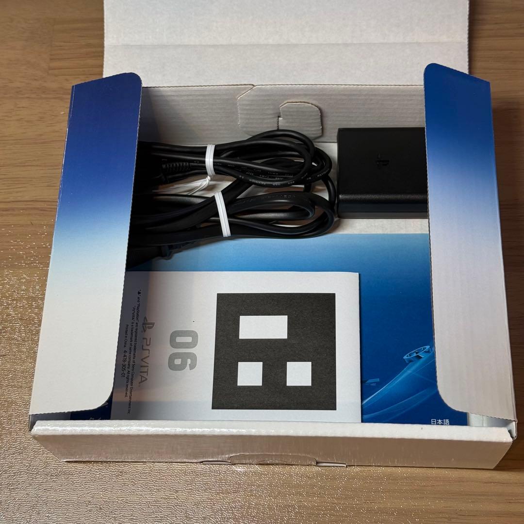 4-047 PSVITA PCH-2000 ホワイト 箱付き