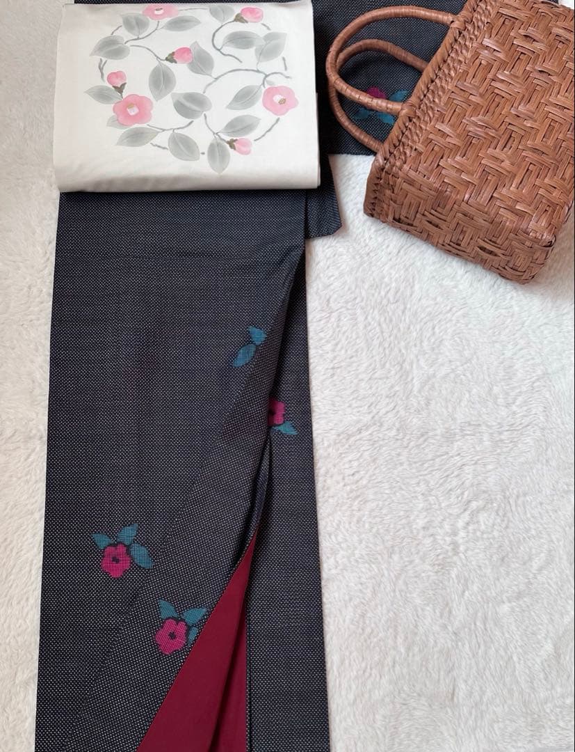 大島紬　かわいい　黒地　あられに椿　７マルキ