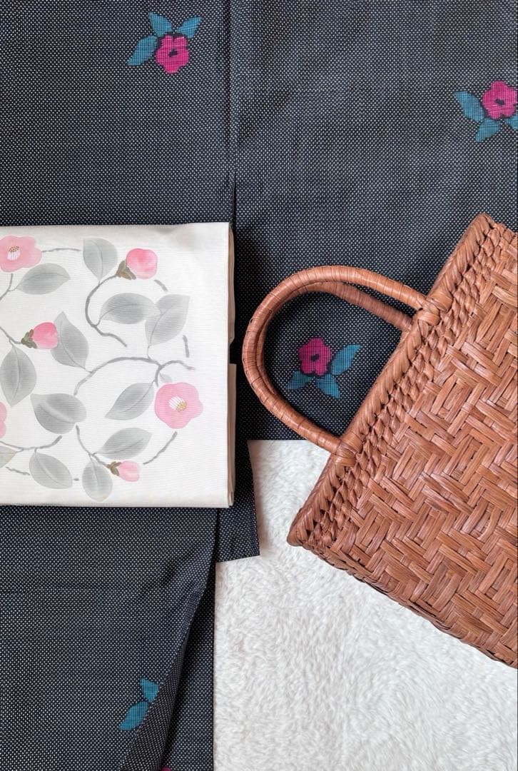 大島紬　かわいい　黒地　あられに椿　７マルキ