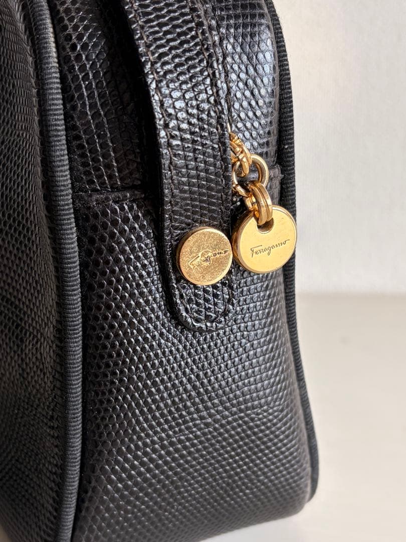フェラガモ　ショルダーバッグ リザード型押し ヴァラ 黒 リボン