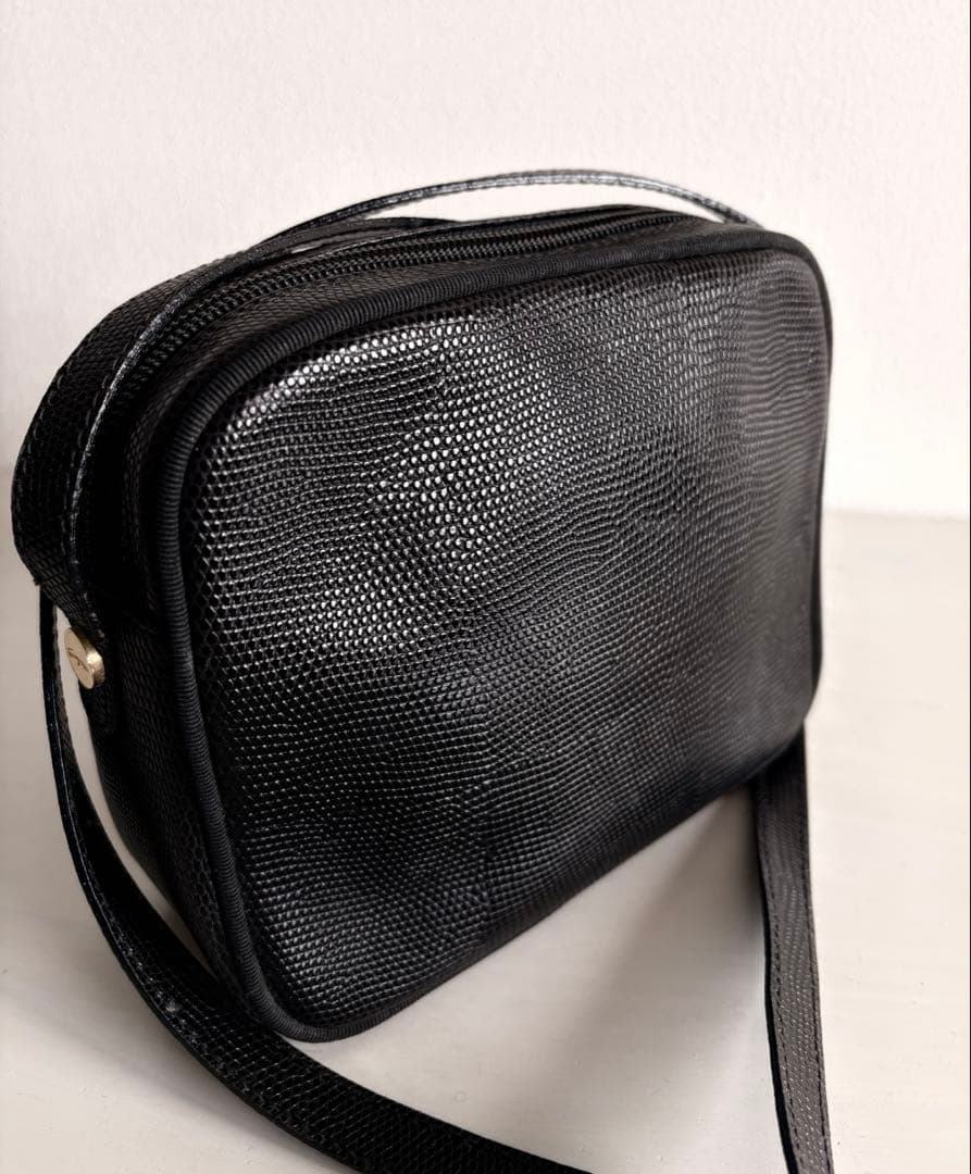 フェラガモ　ショルダーバッグ リザード型押し ヴァラ 黒 リボン