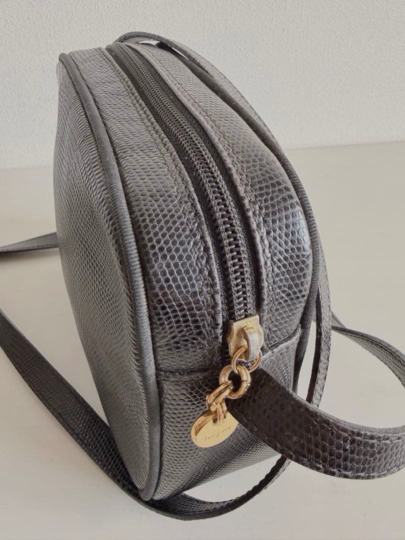 フェラガモ　ショルダーバッグ リザード型押し ヴァラ 黒 リボン