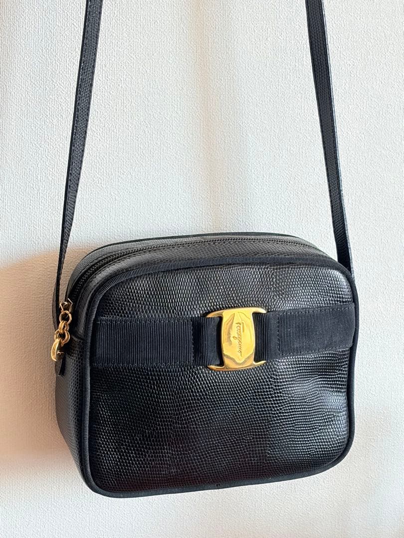 フェラガモ　ショルダーバッグ リザード型押し ヴァラ 黒 リボン