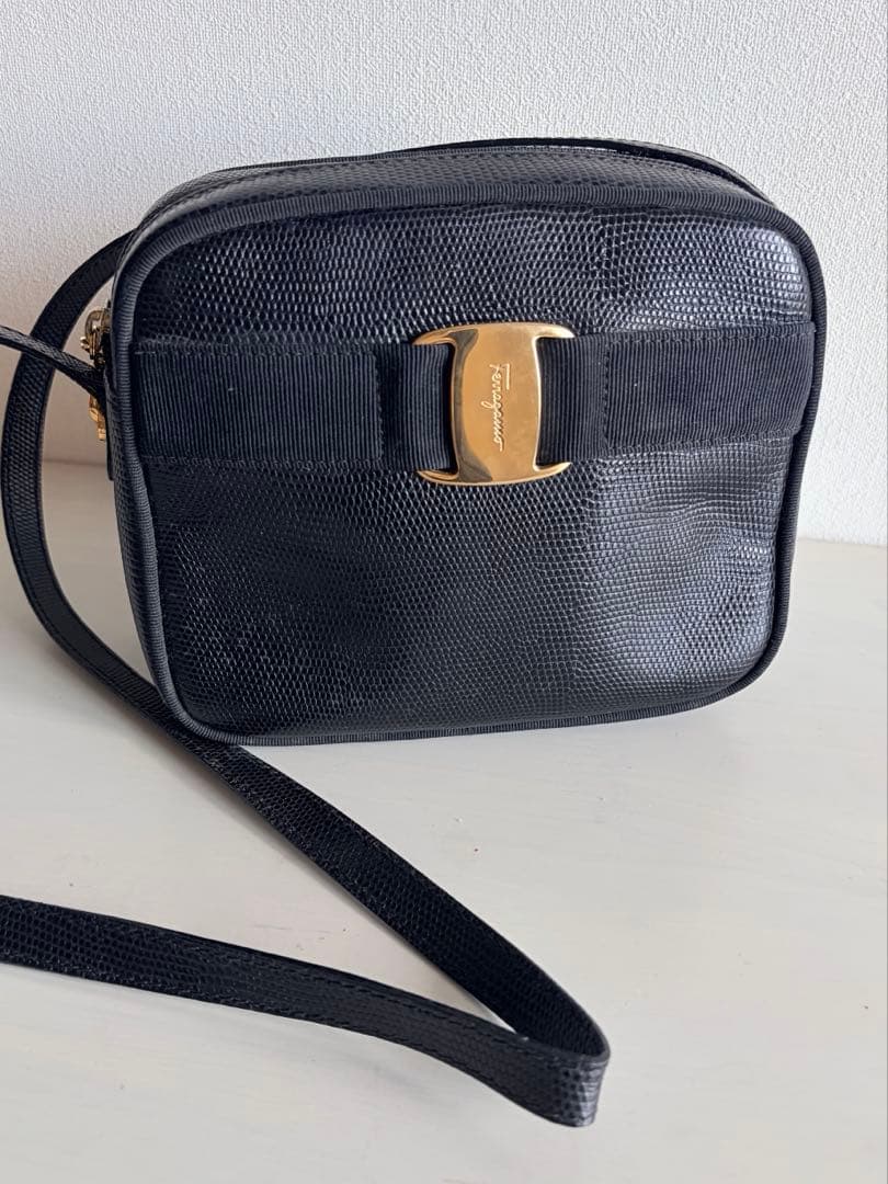 フェラガモ　ショルダーバッグ リザード型押し ヴァラ 黒 リボン