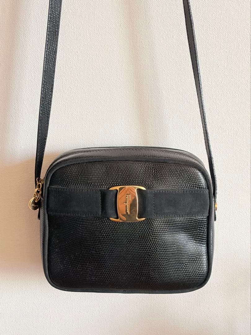 フェラガモ　ショルダーバッグ リザード型押し ヴァラ 黒 リボン