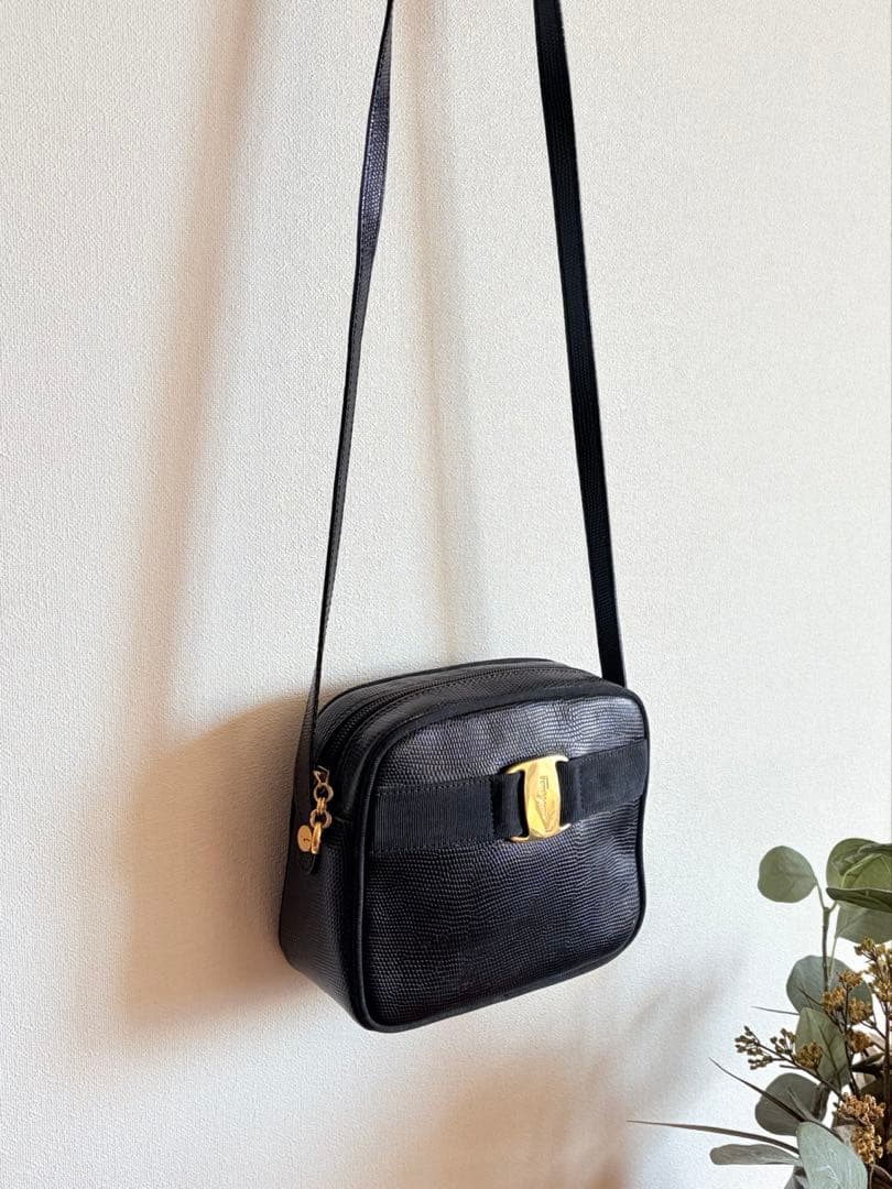 フェラガモ　ショルダーバッグ リザード型押し ヴァラ 黒 リボン