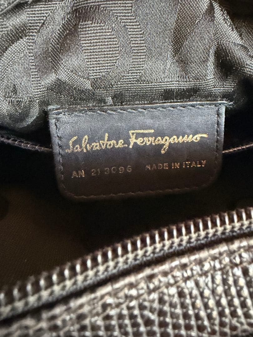 フェラガモ　ショルダーバッグ リザード型押し ヴァラ 黒 リボン