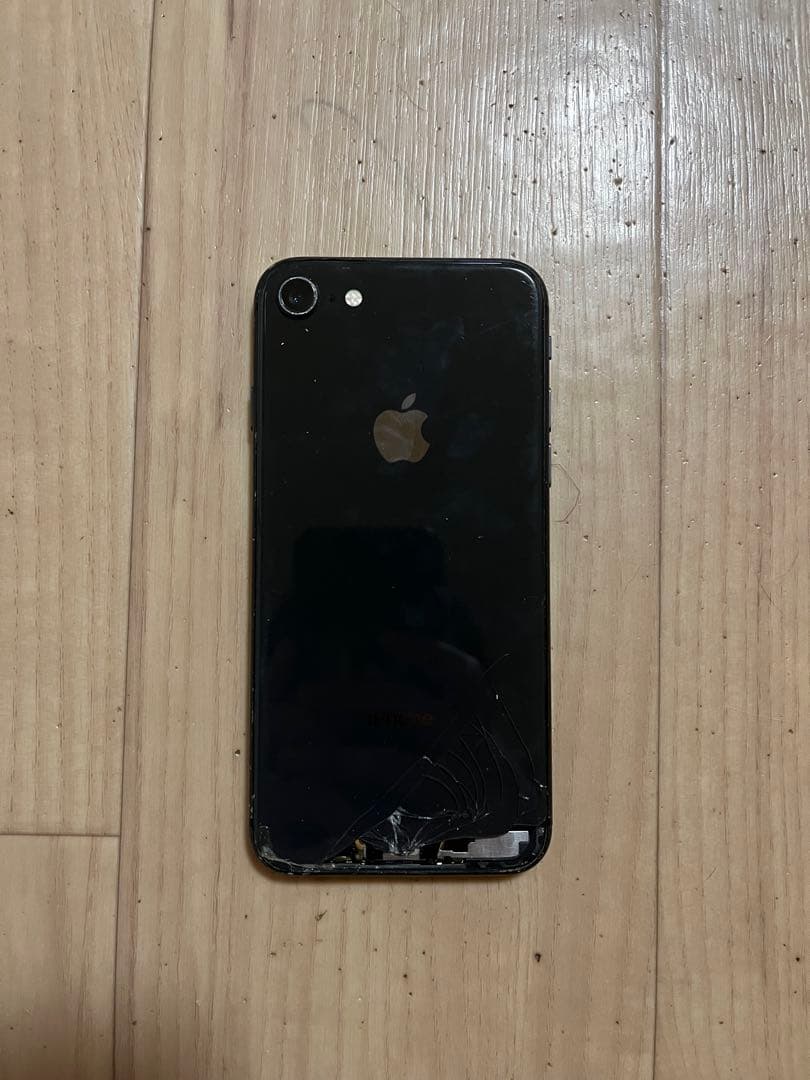 iPhone 8 ブラック 破損部分有り SIM無し