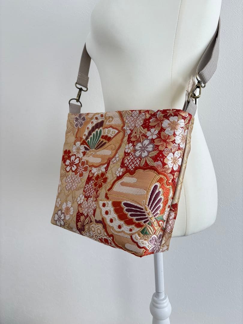 帯リメイク ショルダーバッグ｜ジッパー付き｜赤×金蝶々｜一点物