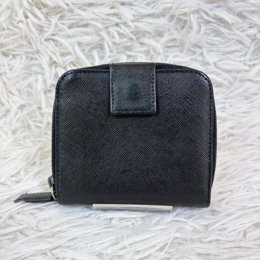 美品✨プラダ 三角ロゴ 二つ折り財布 サフィアーノレザー 黒 ラウンドファスナー