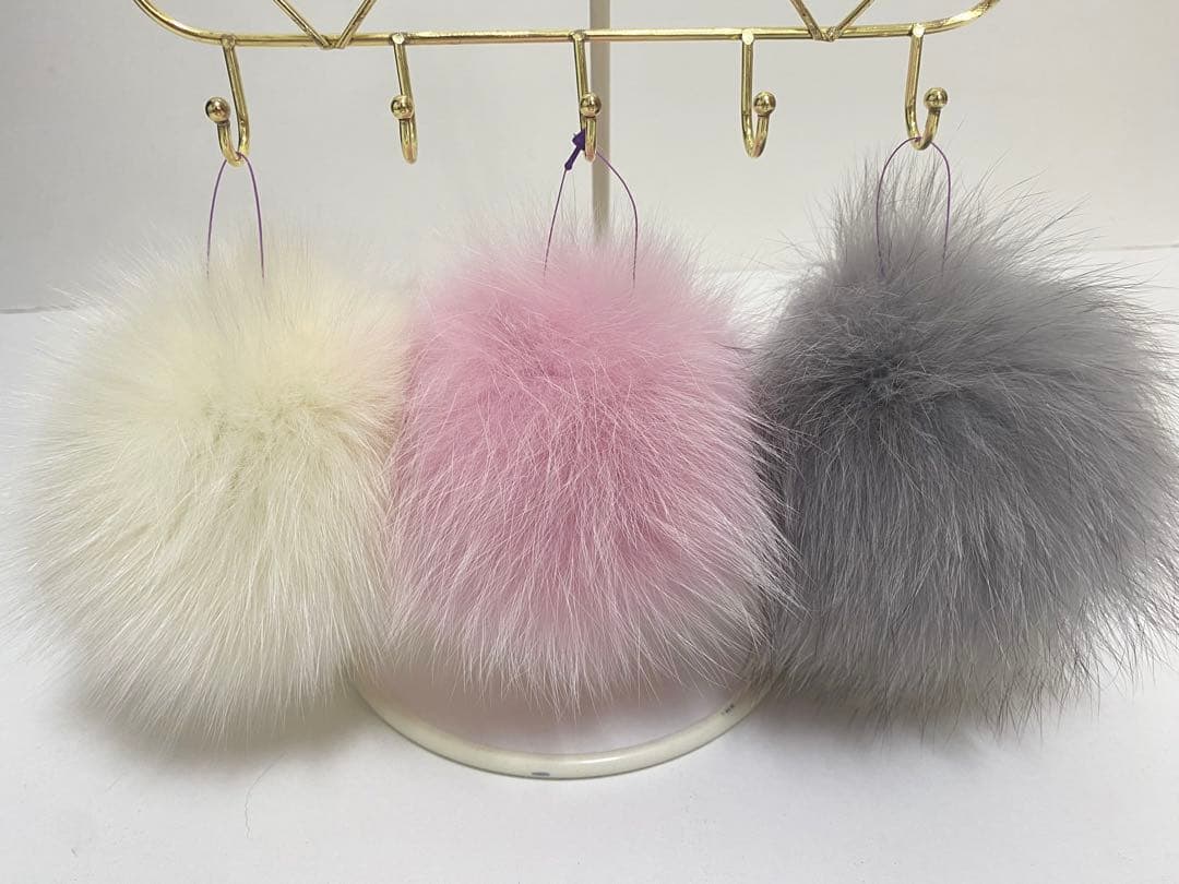 ［新品］sagaマフラー２本ファーボール３個 (ゆきだる様)