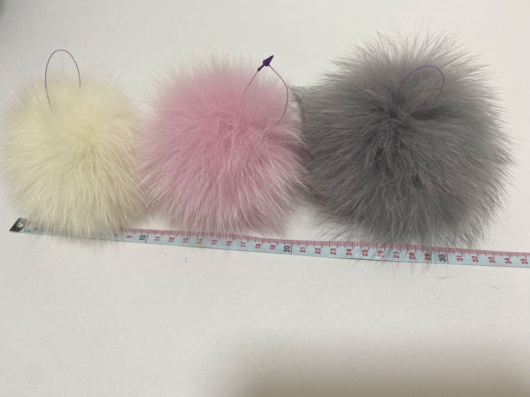 ［新品］sagaマフラー２本ファーボール３個 (ゆきだる様)