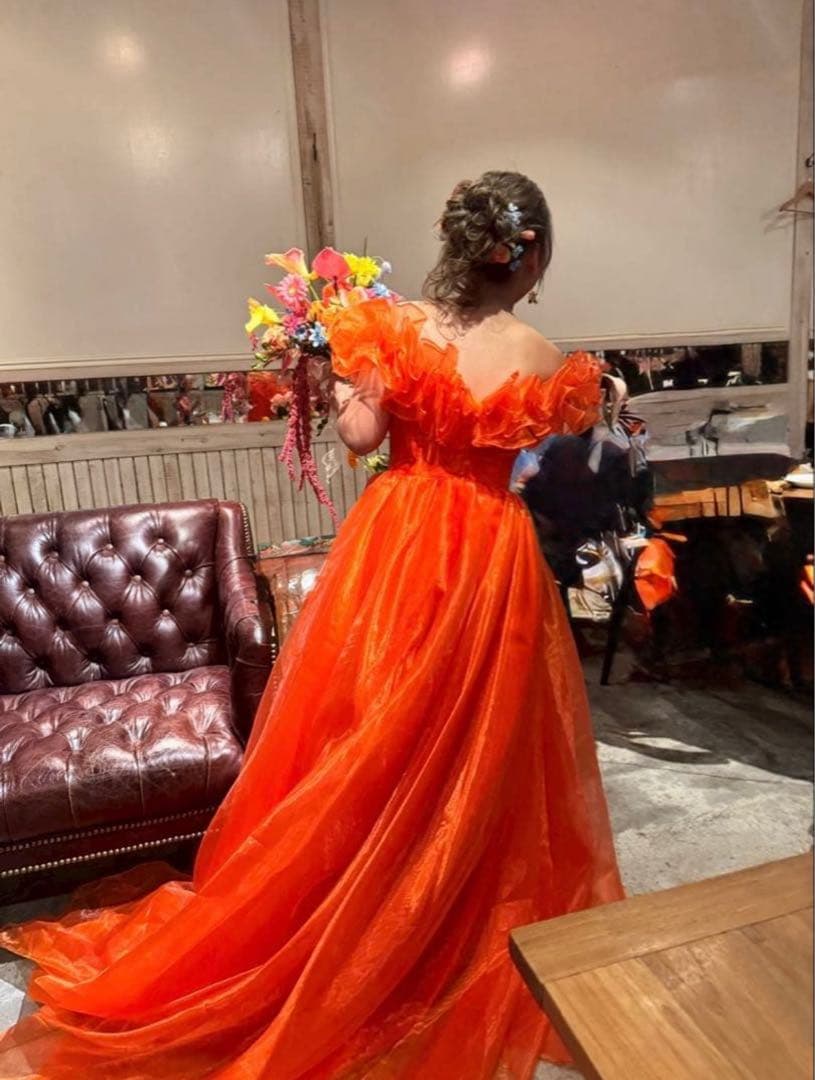 オレンジ ビタミンカラー フリル付きオフショルダー ウェディングドレス Mサイズ