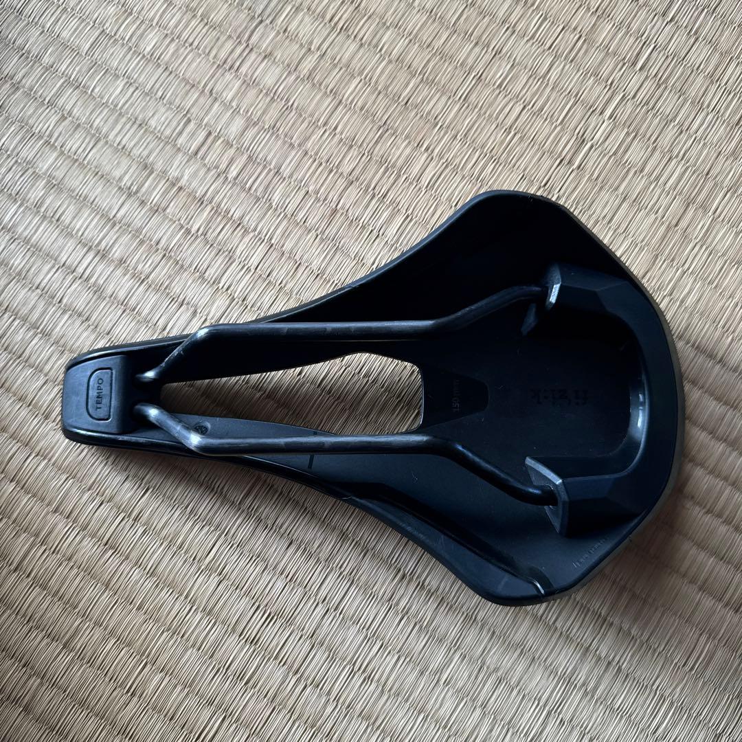 フィジーク カーボンレール サドル テンポ アルゴ R1