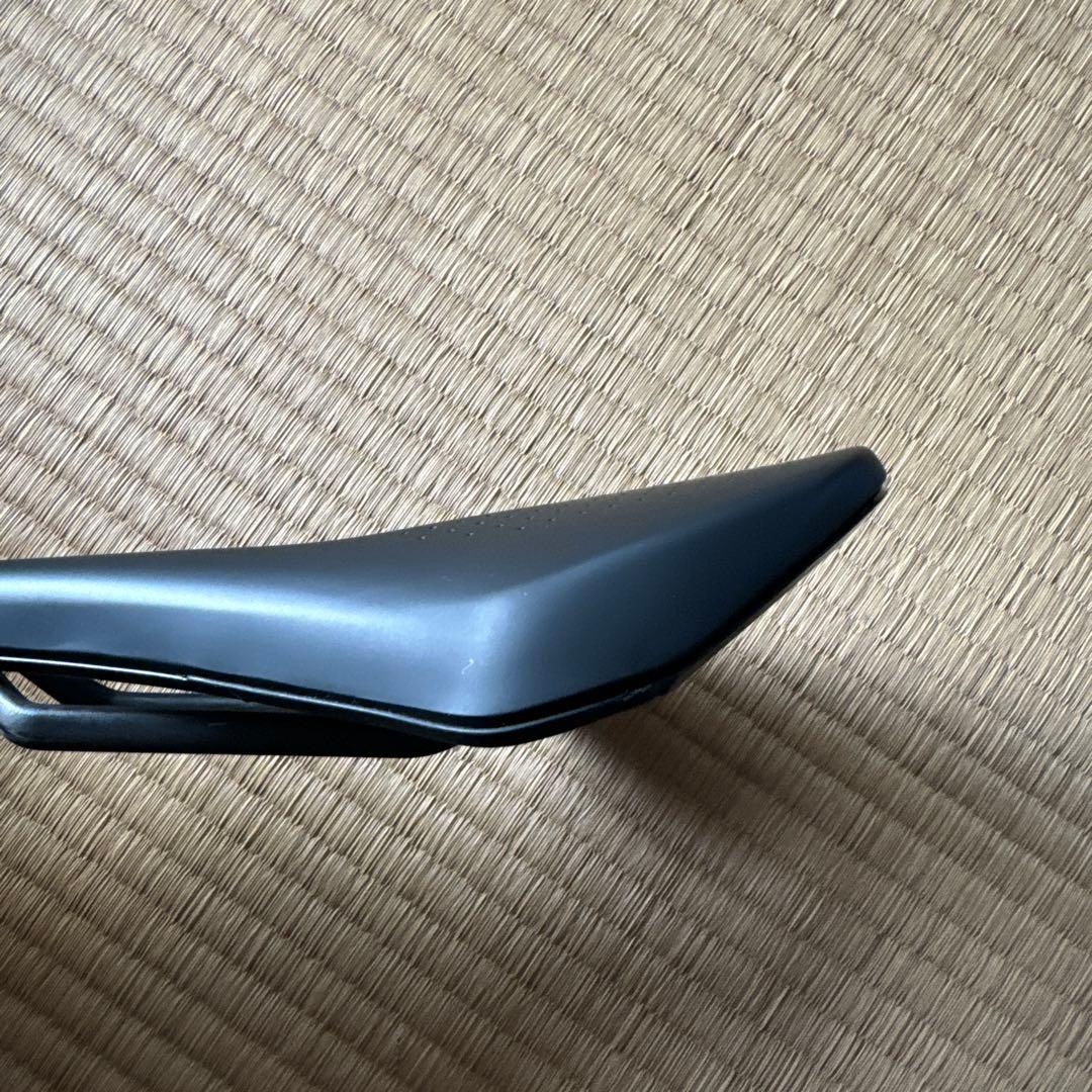 フィジーク カーボンレール サドル テンポ アルゴ R1