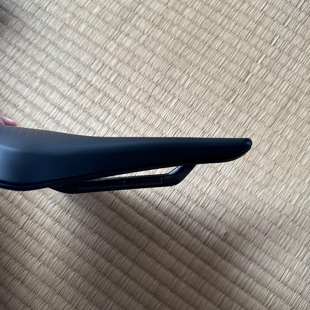 フィジーク カーボンレール サドル テンポ アルゴ R1