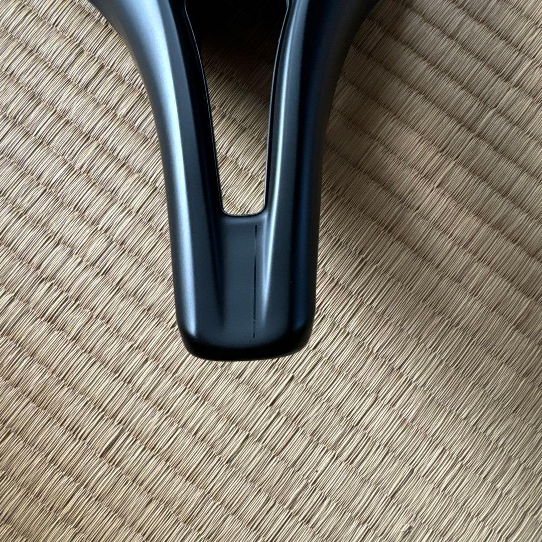 フィジーク カーボンレール サドル テンポ アルゴ R1