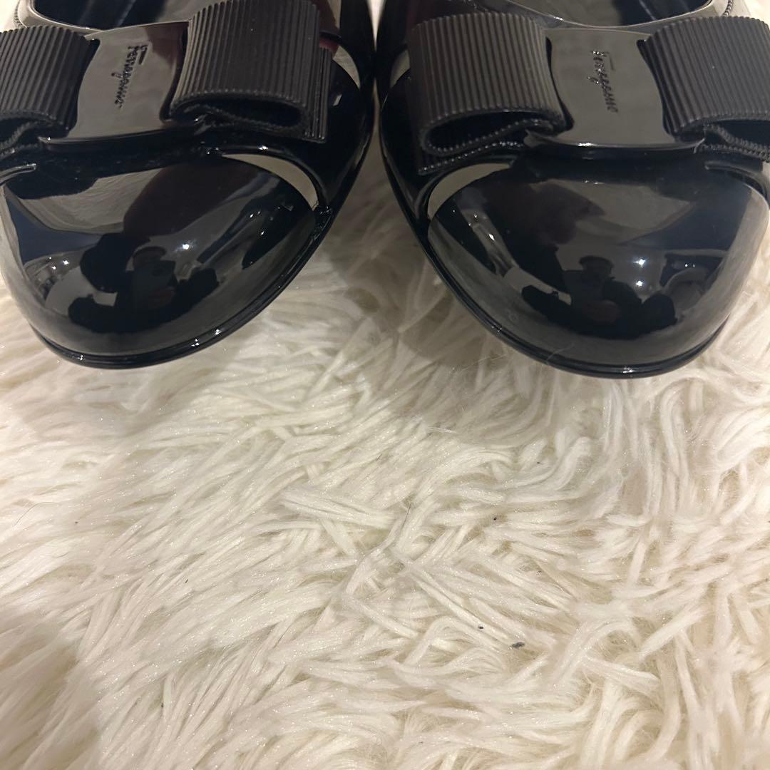 美品 フェラガモ ラバーシューズ ヴァラリボン ブラック 25cm エナメル