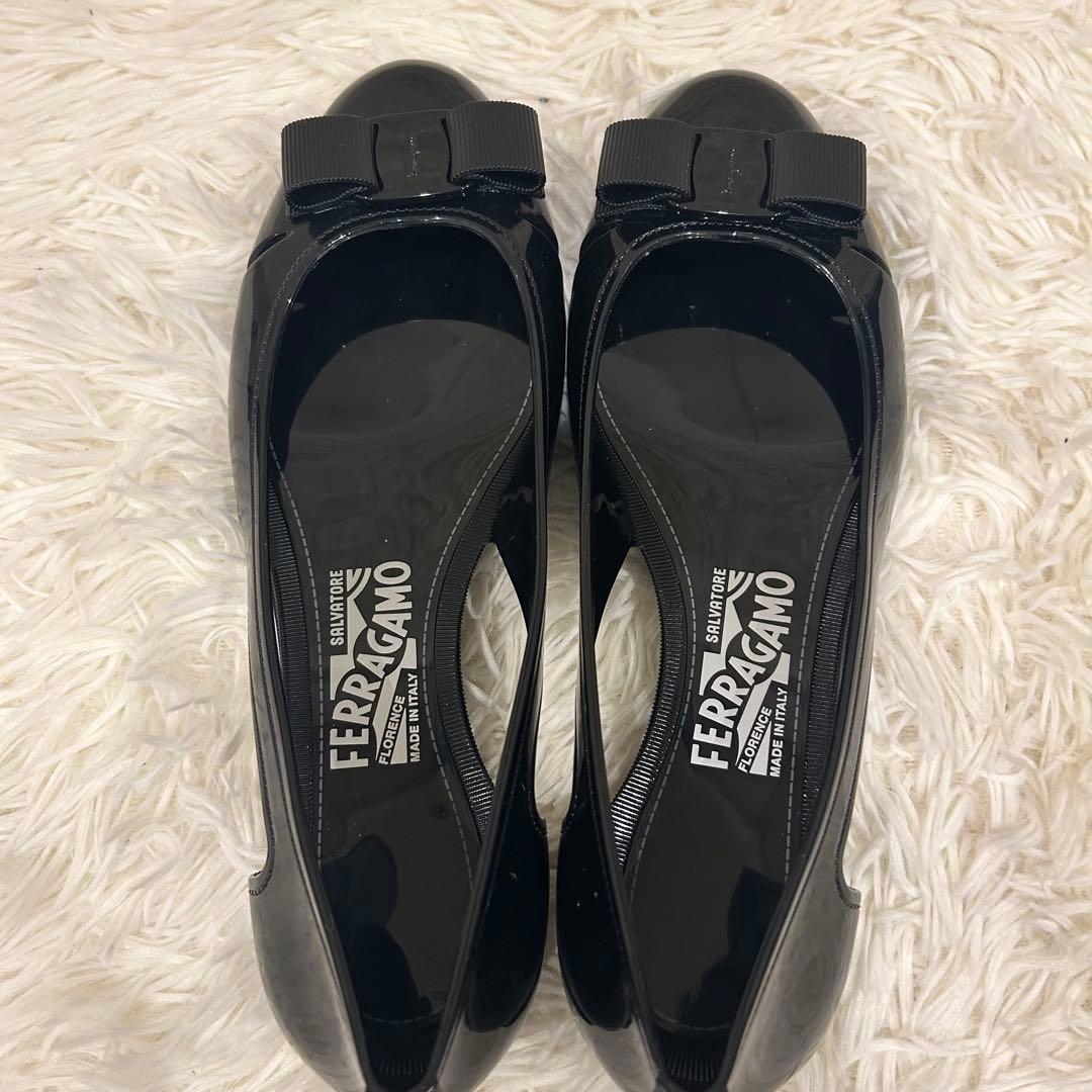 美品 フェラガモ ラバーシューズ ヴァラリボン ブラック 25cm エナメル