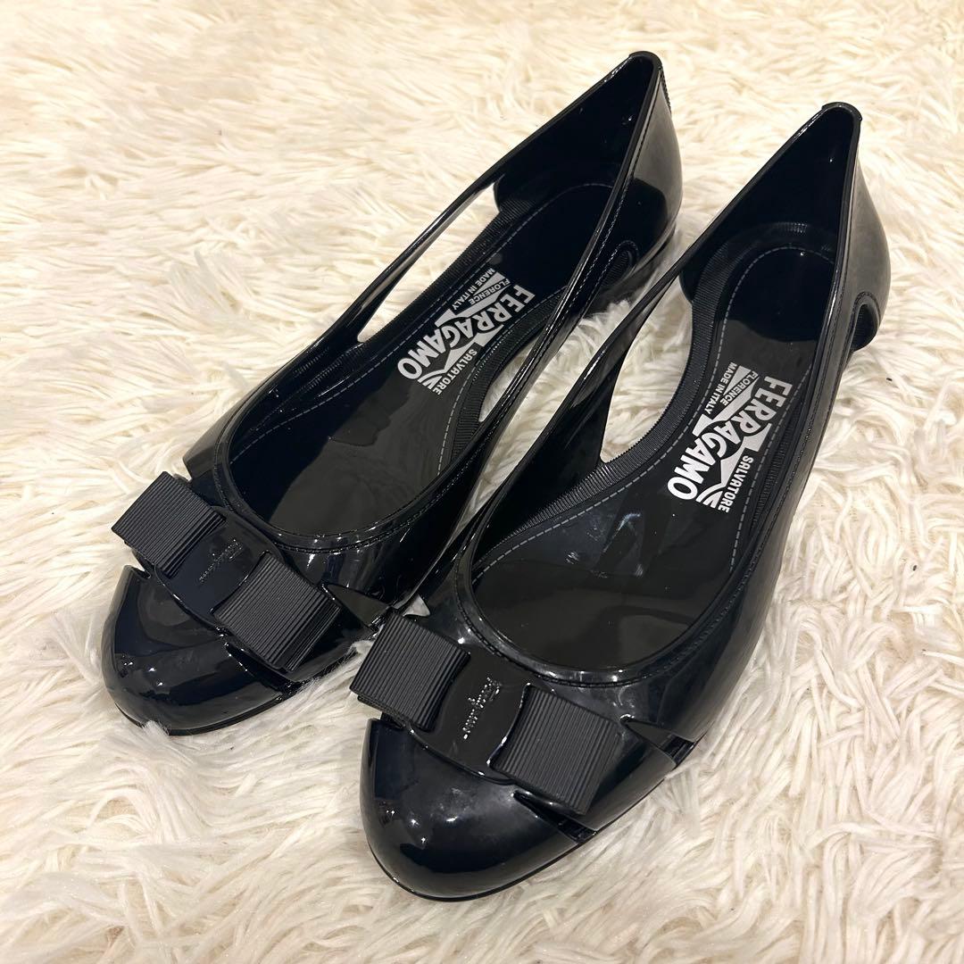 美品 フェラガモ ラバーシューズ ヴァラリボン ブラック 25cm エナメル