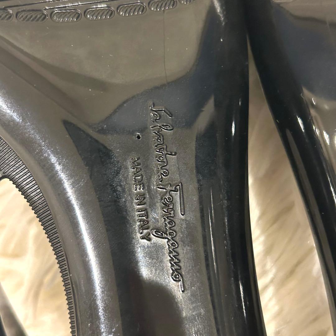 美品 フェラガモ ラバーシューズ ヴァラリボン ブラック 25cm エナメル