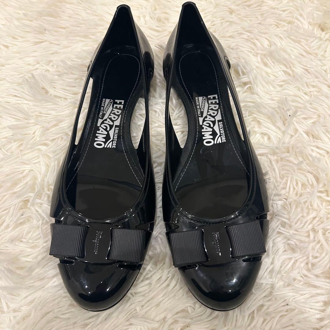 美品 フェラガモ ラバーシューズ ヴァラリボン ブラック 25cm エナメル