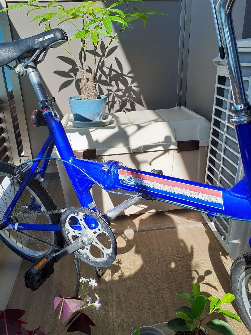 青い折りたたみ自転車