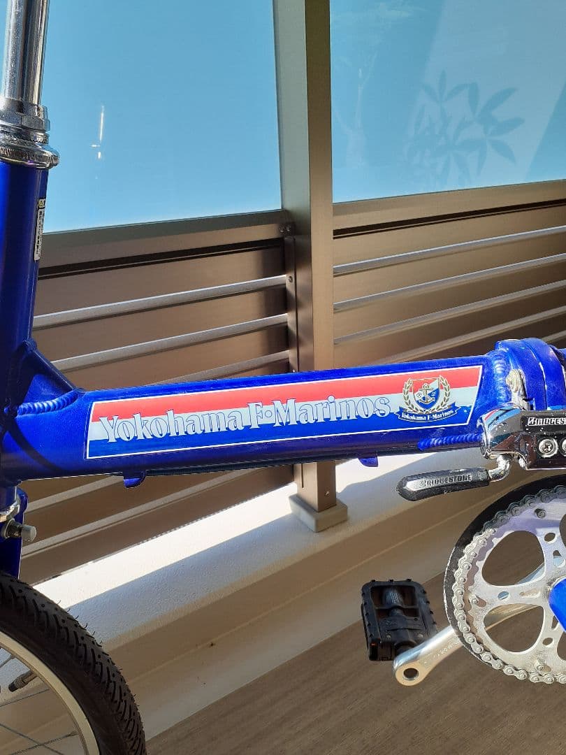 青い折りたたみ自転車