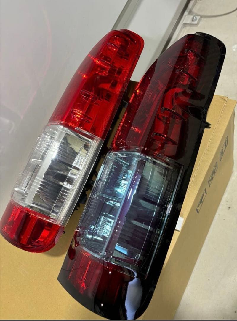 【ハイエース 200系純正 テールライトのスモーク 塗装品】