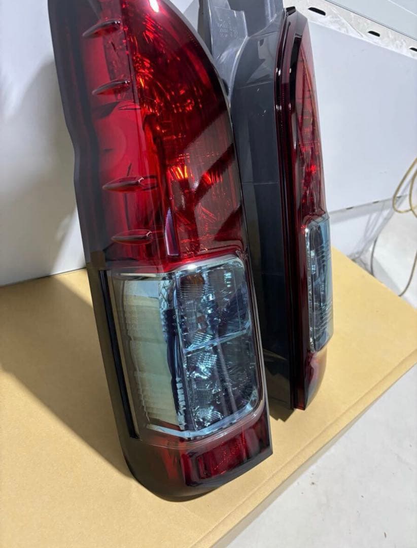 【ハイエース 200系純正 テールライトのスモーク 塗装品】