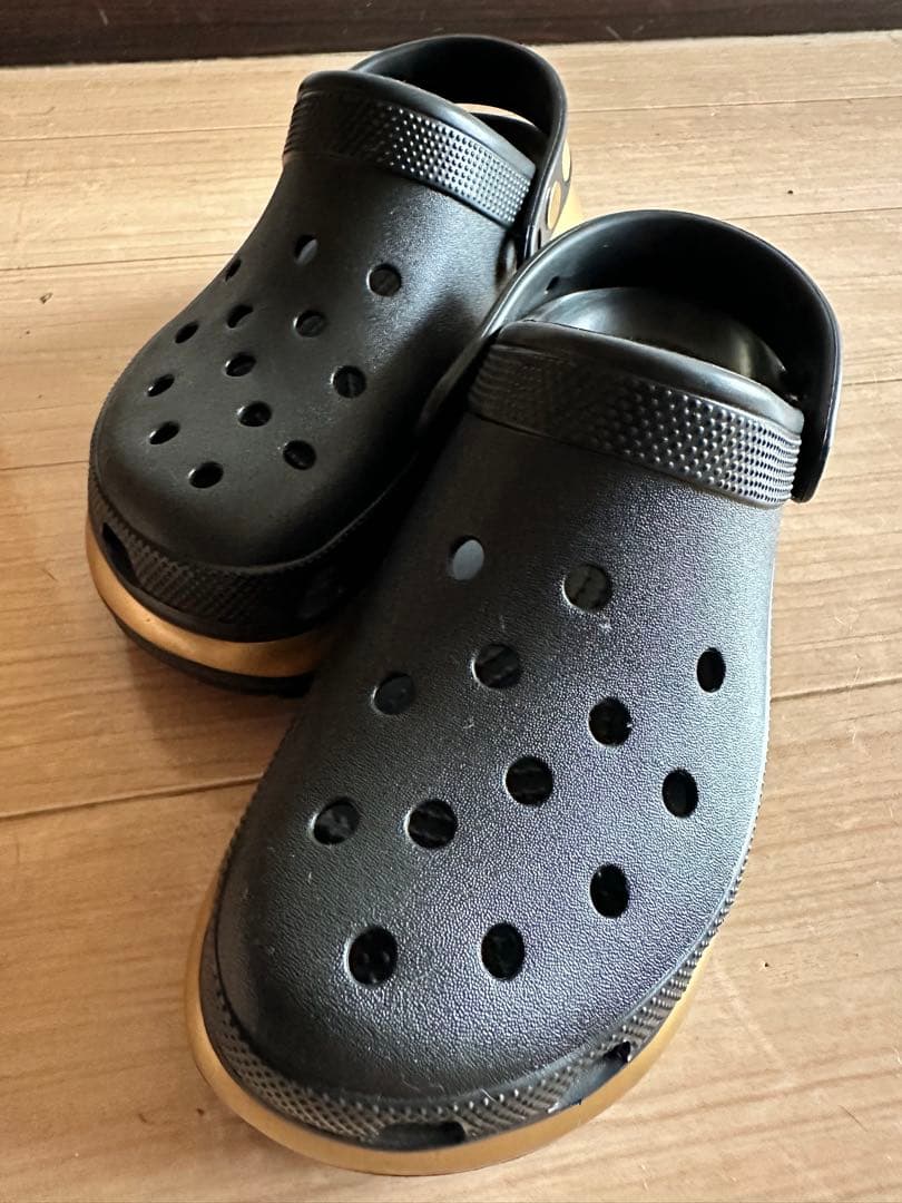 crocs MEGA CRUSH LLIC CLOG ブラック/ゴールド