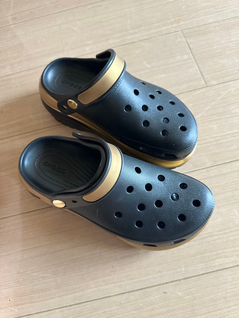 crocs MEGA CRUSH LLIC CLOG ブラック/ゴールド