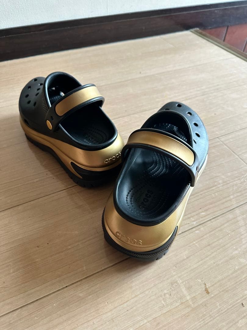 crocs MEGA CRUSH LLIC CLOG ブラック/ゴールド