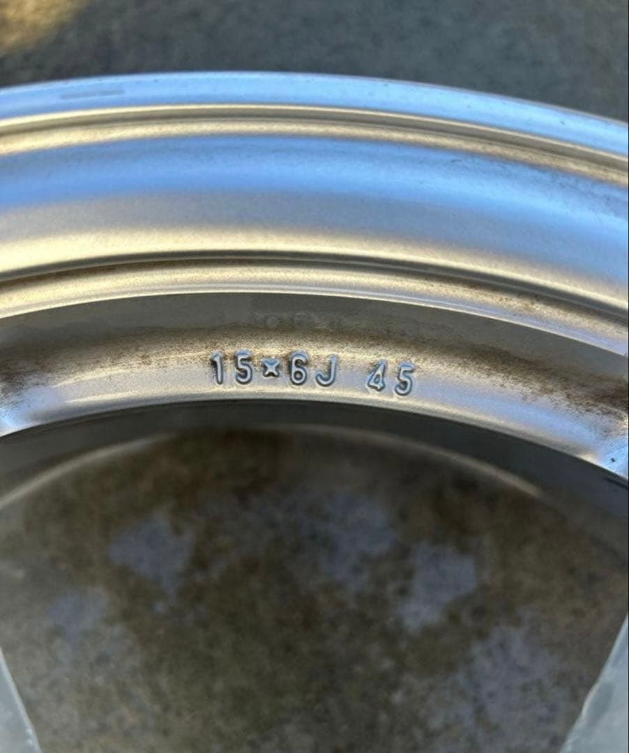 下の2枚。高額送料込み。トヨタ30プリウス純正中古15インチ。