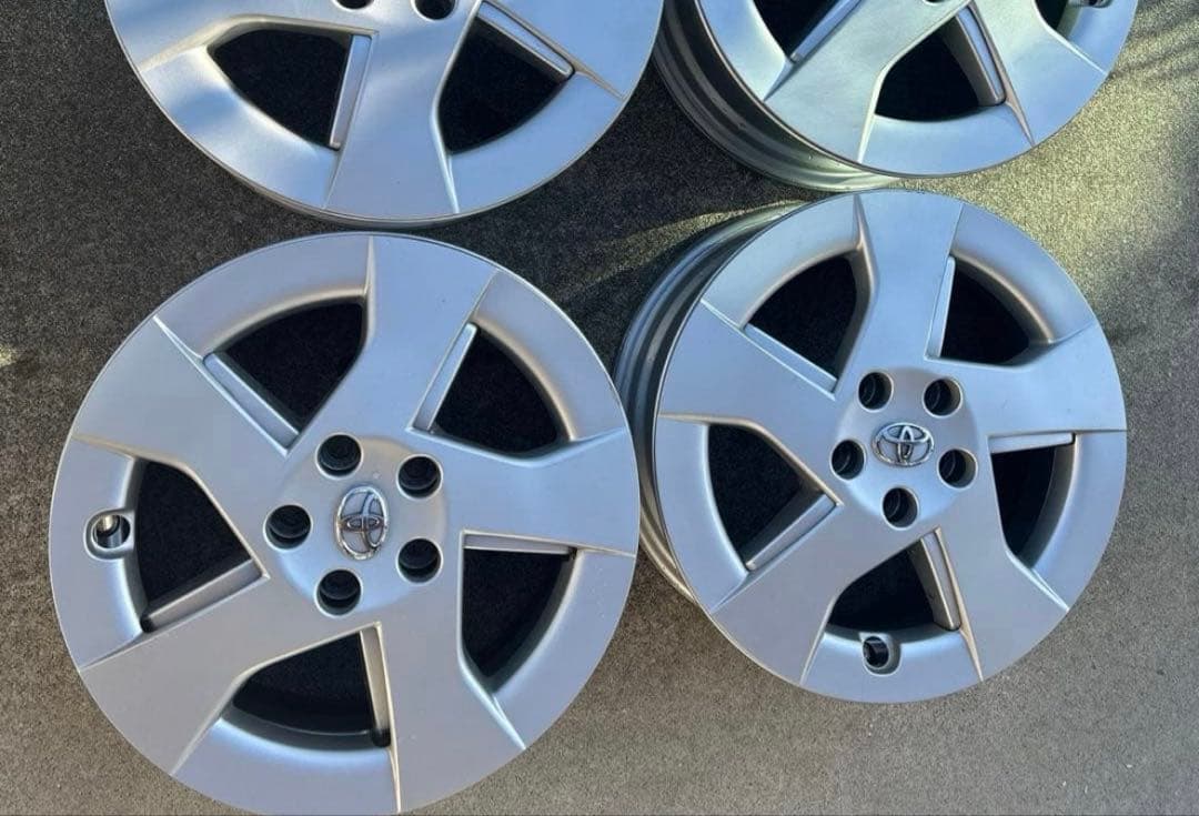 下の2枚。高額送料込み。トヨタ30プリウス純正中古15インチ。