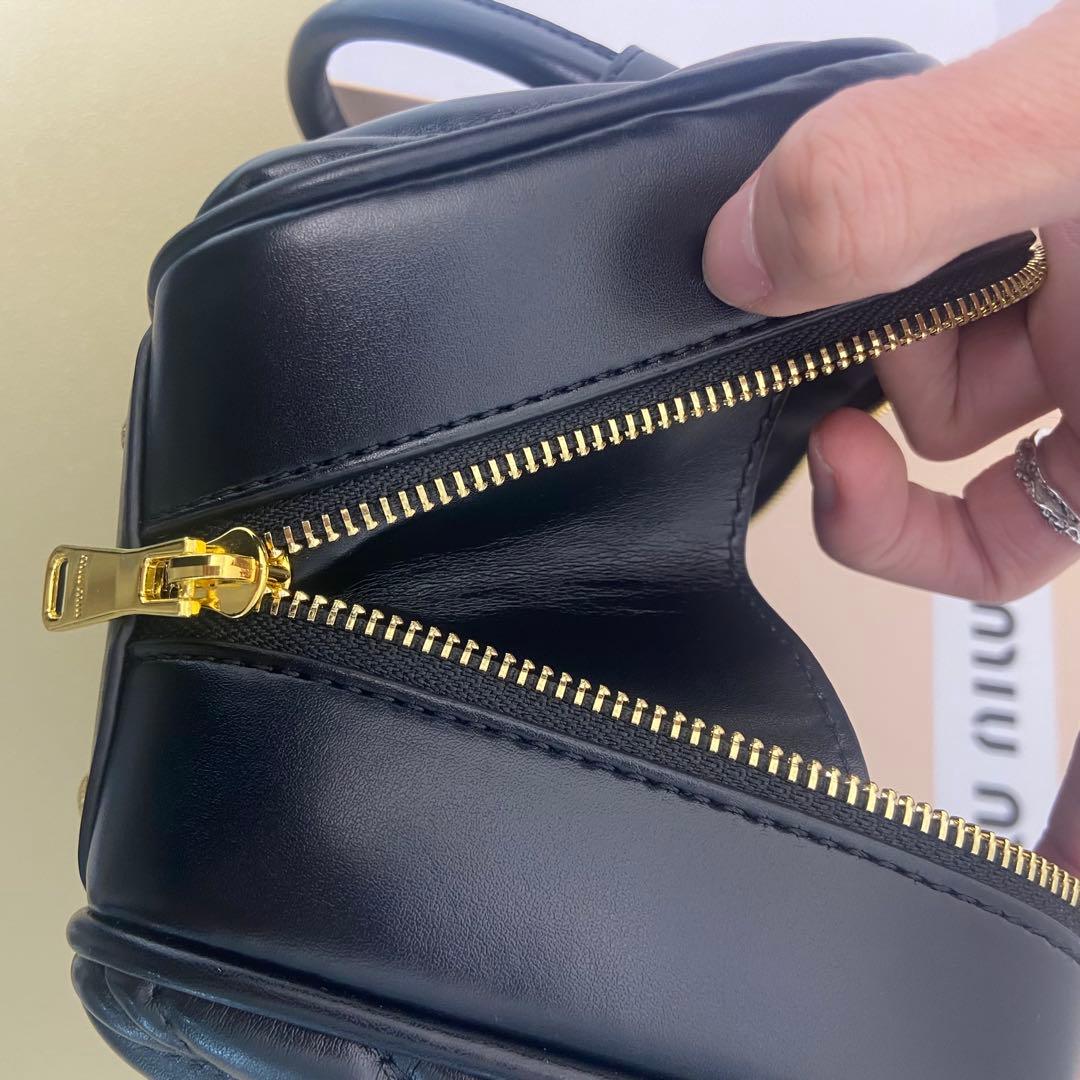 MIU MIU（ミュウミュウ）ブラックキルティングデザインショルダーバッグ