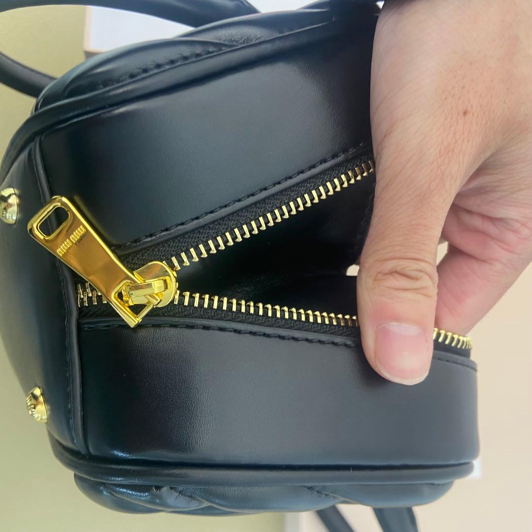 MIU MIU（ミュウミュウ）ブラックキルティングデザインショルダーバッグ