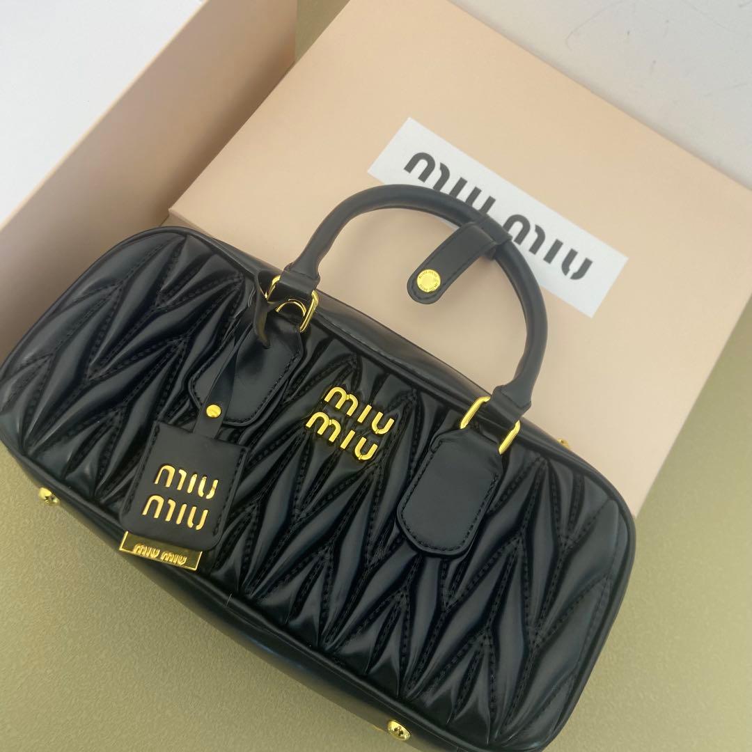 MIU MIU（ミュウミュウ）ブラックキルティングデザインショルダーバッグ