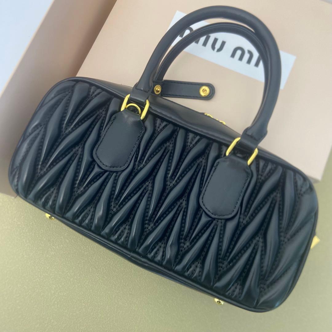 MIU MIU（ミュウミュウ）ブラックキルティングデザインショルダーバッグ