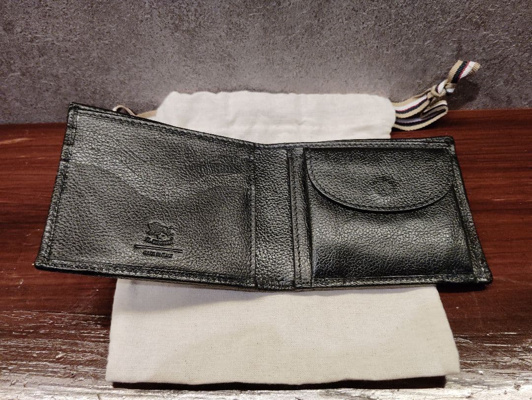 未使用　IL BISONTE　イルビゾンテ　ビックロゴ　2つ折り　ブラック　黒