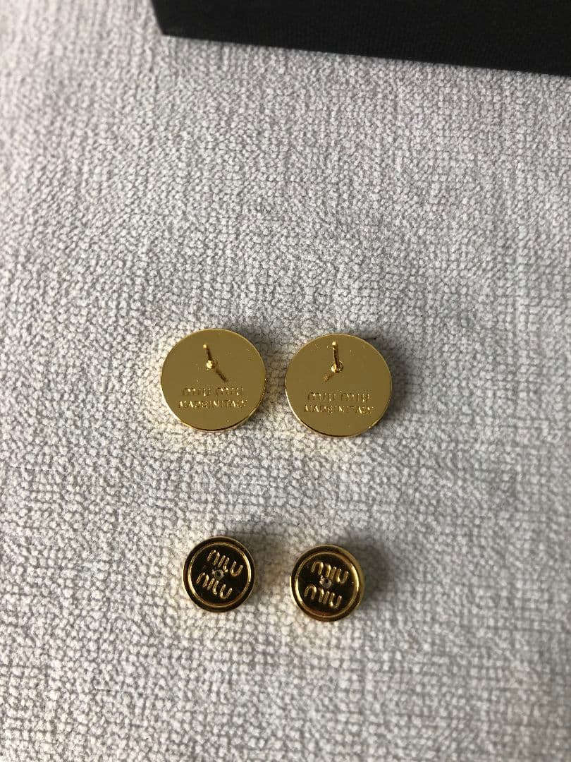 MIUMIU ミュウミュウ　ピアス　ブラック　メタル　高級感