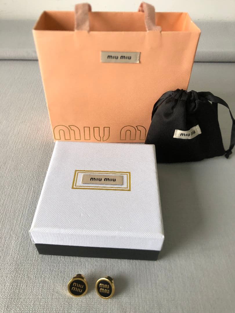 MIUMIU ミュウミュウ　ピアス　ブラック　メタル　高級感