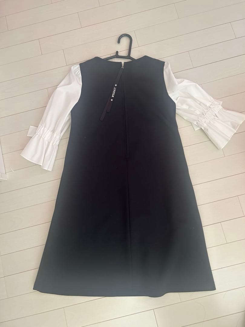 黒白リボン付き膝丈Aラインワンピース